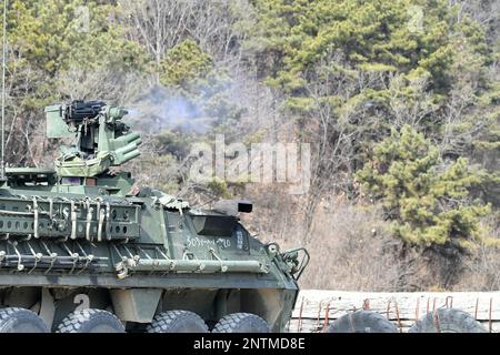 Pocheon, Gyeonggido, Corea del Sud. 9th Feb, 2023. La squadra di combattimento 2nd Striker Brigade è la 12th unità da ruotare verso la Corea del Sud, e la 1st unità da schierare a rotazione come la Brigata Striker.2nd Striker Brigade, 1-17th qualificazione battaglione Live Fire, 9 febbraio 2023, al complesso di fuoco vivo Rodriguez, Gyeonggi-do. Credito: USA Marines/ZUMA Press Wire Service/ZUMAPRESS.com/Alamy Notizie dal vivo Foto Stock