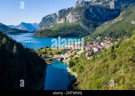Arial vista sul lago di Molveno e sulla città di Molveno, la principale delle Dolomiti di Brenta in lontananza. Foto Stock