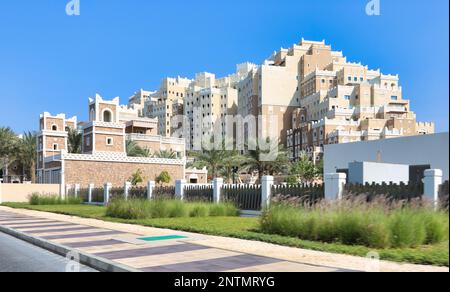 15 gennaio 2023, Emirati Arabi Uniti, Dubai: Wyndham Residence con luci verdi sull'isola di Palm Jumeirah a Dubai Foto Stock