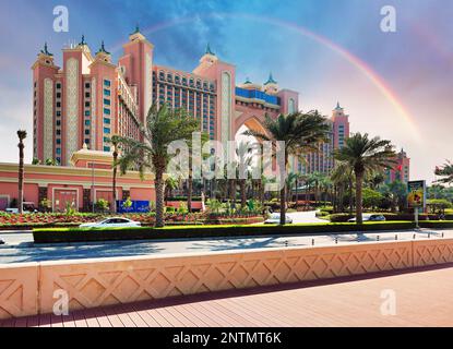 Rainbow Over Hotel Atlantis The Palm a Dubai, Emirati Arabi Uniti. Gennaio 18th, 2023. Foto Stock