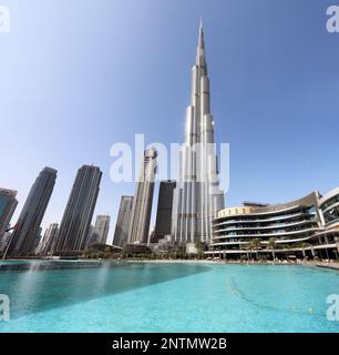 DUBAI, EMIRATI ARABI UNITI - 11 GENNAIO 2023: Il Burj Khalifa nel centro di Dubai è l'edificio più alto del mondo, alto 828 metri. Foto Stock