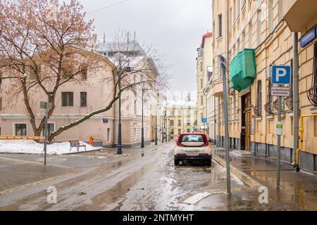 Mosca. Russia. Febbraio 25, 2023. Vista della strada con auto parcheggiate nel centro storico di Mosca in una nuvolosa giornata invernale. Foto Stock