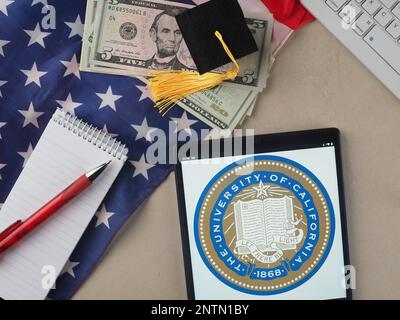 Iin questa illustrazione, University of California, Los Angeles (UCLA) logo visto su un tablet. Foto Stock