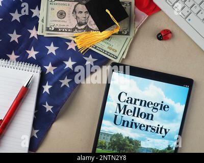 In questa illustrazione, il logo Carnegie Mellon University è visualizzato su un tablet. Foto Stock