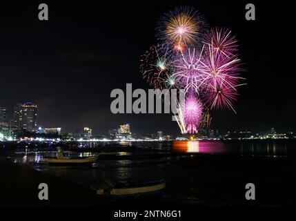 Spettacolo di fuochi d'artificio alla spiaggia di Pattaya, le principali attrazioni della Provincia di Chonburi in Thailandia. Foto Stock