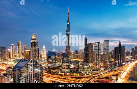 Incredibile notte skyline del centro di Dubai, Emirati Arabi Uniti Foto Stock