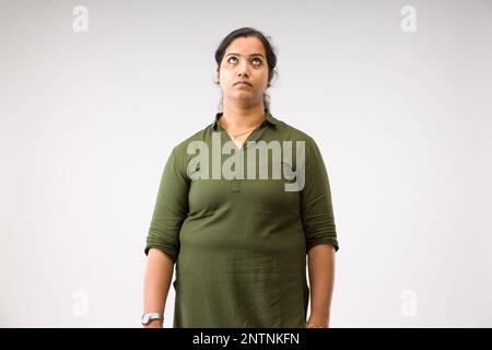 Ritratto di una donna indiana, posa in piedi che mostra diversi gesters, con sfondo bianco, isolato. Foto Stock