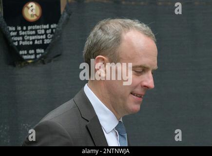 Dominic Raab MP (Vice primo Ministro, Segretario di Stato per la Giustizia e Lord Chancellor) arriva a Downing Street per un gabinetto di emergenza meeti Foto Stock