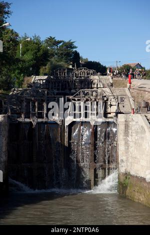 Francia, Beziers, il famoso neuf écluses (otto chiuse e nove porte) de Fonseranes lungo il Canal du Midi. Foto Stock