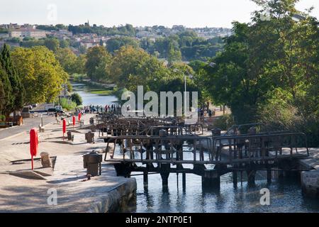 Francia, Beziers, il neuf écluses (otto chiuse e nove porte) de Fonseranes lungo il Canal du Midi. Foto Stock