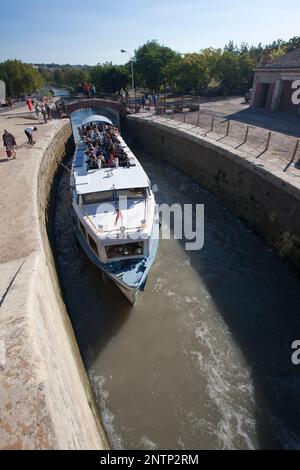 Francia, Beziers, chiatte del canale che passano attraverso il famoso neuf écluses (otto chiuse e nove porte) de Fonseranes lungo il Canal du Midi. Foto Stock