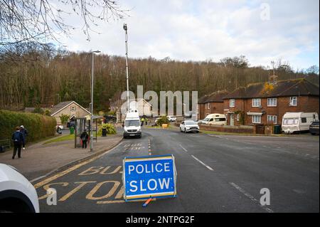 Brighton UK 28th febbraio 2023 - polizia vicino dove la coppia mancante Costanza Marten e il suo partner Mark Gordon sono stati trovati a Stanmer Villas Brighton ieri sera . Ci è ora un'operazione importante di ricerca per trovare il loro bambino che non era con loro quando trovato: Accreditamento Simon Dack / Alamy Live News Foto Stock