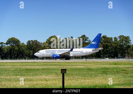 Buenos Aires, Argentina - 27 febbraio 2023: Aereo argentino Aerolineas. Boeing prima del decollo all'aeroporto di Buenos Aires. Foto di alta qualità Foto Stock