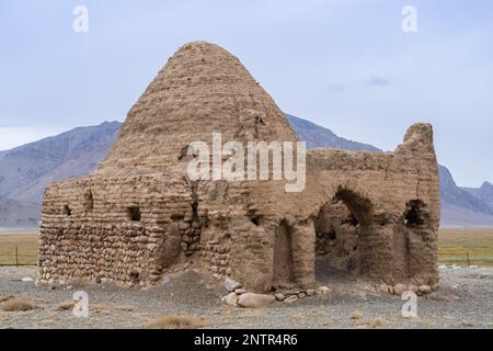 Vista ravvicinata delle rovine dell'antica tomba cinese della strada della seta o del caravanserai lungo l'autostrada di Pamir, Bash Gumbaz vicino ad Alichur, Gorno-Badakshan, Tagikistan Foto Stock