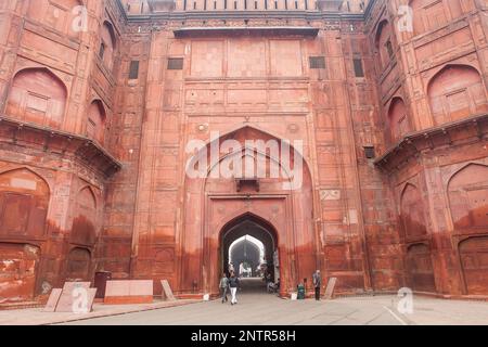 Terrapieno, il cancello principale (Lahore gate), in Forte Rosso, Delhi, India Foto Stock