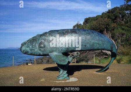 Australia, Tasmania, Cockle Creek, la statua delle balene, il punto stradale più a sud dell'Australia, l'inizio del sentiero per passeggiate SW NP. Foto Stock