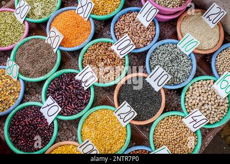 Spezie sul display, il mercato delle spezie, in Khari Baoli, vicino a Chandni Chowk, Vecchia Delhi, India Foto Stock