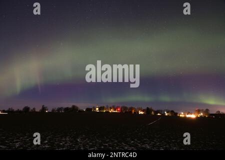 Hagebyhöga, Svezia. 27th, febbraio 2023. Tempo stagionale, aurora boreale durante la notte verso il martedì nella contea di Östergötland, Svezia. Nella foto: La chiesa di Hagebyhöga, appena fuori dalla città di Vadstena, Svezia. Un'aurora (aurora o aurora), nota anche come le luci polari, è un'esposizione di luce naturale nel cielo della Terra, vista prevalentemente nelle regioni ad alta latitudine. Credit: Jeppe Gustafsson/Alamy Live News Foto Stock