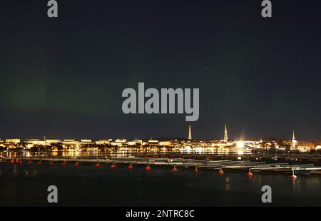 Motala, Svezia. 27th, febbraio 2023. Tempo stagionale, aurora boreale durante la notte verso il martedì nella contea di Östergötland, Svezia. Nella foto: Skyline della città di Motala, Svezia. Un'aurora (aurora o aurora), nota anche come le luci polari, è un'esposizione di luce naturale nel cielo della Terra, vista prevalentemente nelle regioni ad alta latitudine. Credit: Jeppe Gustafsson/Alamy Live News Foto Stock