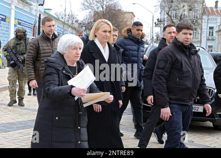 Non esclusiva: KIEV, UCRAINA - 27 FEBBRAIO 2023 - Segretario del Tesoro degli Stati Uniti Janet Yellen e Ambasciatore degli Stati Uniti straordinario e plenipotenziario nel Regno Unito Foto Stock
