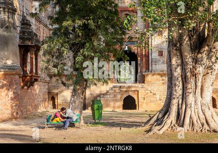Giovane, in background Bara Gumbad, Lodi giardino, New Delhi, India Foto Stock