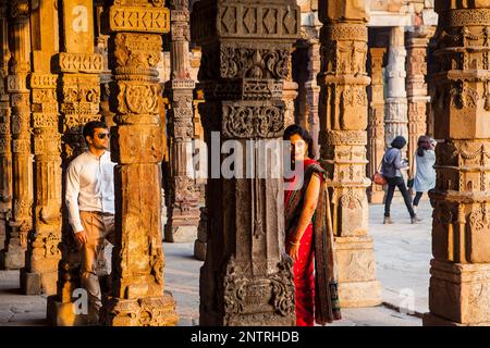 I visitatori, Qutub Minar complesso, Delhi, India Foto Stock