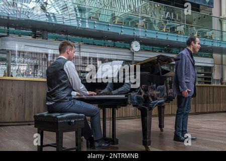 Il tenore Alan Pingarron suona accompagnato da Edmund Whitehead presso la Paul Hamlyn Hall (Floral Hall) Royal Opera House Covent Garden, Londra, Regno Unito Foto Stock