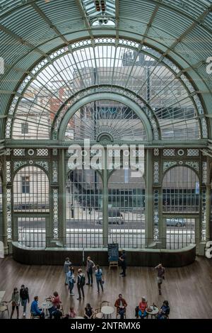 Vista rialzata dell'interno della Paul Hamlyn Hall (Floral Hall) presso la Royal Opera House Covent Garden, Londra, Regno Unito Foto Stock