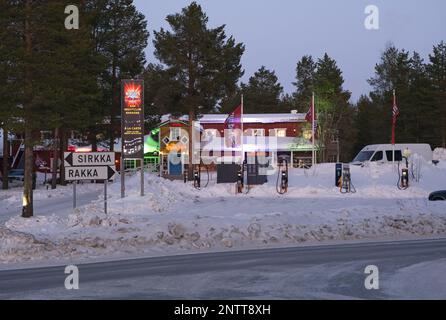 Sirkka, Finlandia - 13 febbraio 2023: Hullu poro Hotel Crazy Rendeer e Ravintola Wanha al Levi Center vicino Kittila in un chiaro pomeriggio invernale con Foto Stock