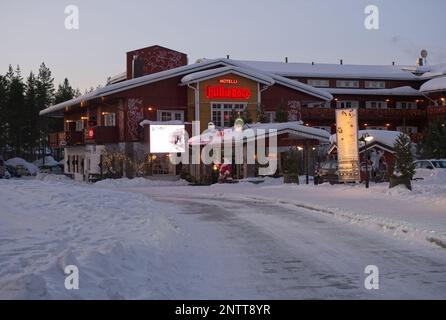 Sirkka, Finlandia - 13 febbraio 2023: Hullu poro Hotel Crazy Rendeer e Ravintola Wanha al Levi Center vicino Kittila in un chiaro pomeriggio invernale con Foto Stock