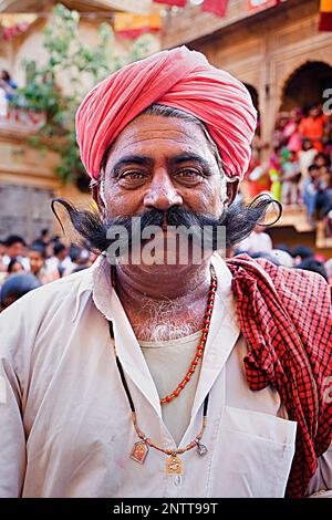 L'uomo, all'interno della Fortezza nei pressi di Raj Mahal (palazzo reale),Jaisalmer, Rajasthan, India Foto Stock