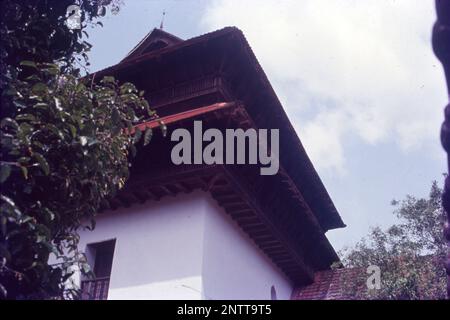 Il Palazzo di Padmanabhapuram, detto anche Palazzo di Kalkulam, è un palazzo dell'epoca di Travancore situato a Padmanabhapuram, nel distretto di Kanyakumari, nello stato federato del Tamil Nadu. Le sue pareti sono ricoperte da squisiti murales del 18th ° secolo, raffiguranti scene dei puranas, e anche poche scene della vita sociale del Travancore di quel tempo. Questo edificio fu costruito durante il regno del re Marthandavarma. Foto Stock