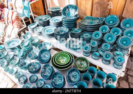 La ceramica verde del Marocco nell'Oasi di Tamegroute per la vendita in un souk a marrakech Foto Stock