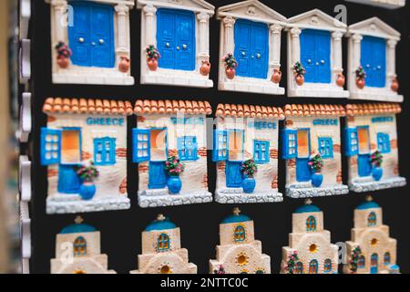 Vista dei tradizionali souvenir turistici e regali dalla Grecia, magneti frigoriferi con testo, 'Grecia', e portachiavi, in uno sho souvenir del fornitore locale Foto Stock