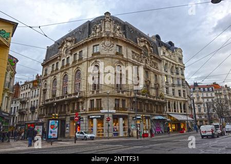 Saint-Etienne, Francia - Gennaio 27th 2020 : superbo edificio, stile 1880, installato all'angolo di una strada nel centro della città. Foto Stock