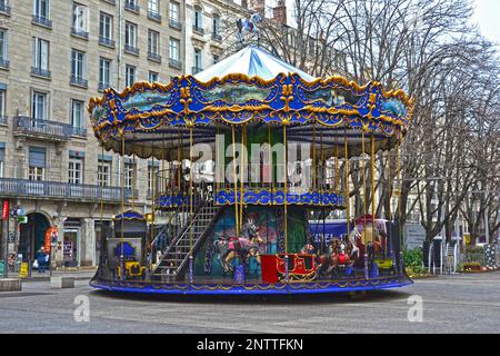 Saint-Etienne, Francia - Gennaio 27th 2020 : Focus su un carosello tradizionale, chiuso per il giorno. I bambini possono andare su animali come cavalli e renne. Foto Stock