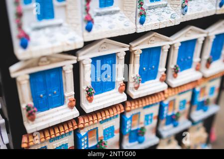 Vista dei tradizionali souvenir turistici e regali dalla Grecia, magneti frigoriferi con testo, 'Grecia', e portachiavi, in uno sho souvenir del fornitore locale Foto Stock