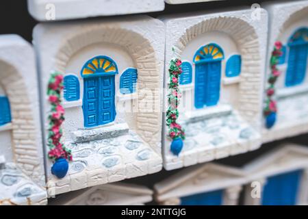 Vista dei tradizionali souvenir turistici e regali dalla Grecia, magneti frigoriferi con testo, 'Grecia', e portachiavi, in uno sho souvenir del fornitore locale Foto Stock