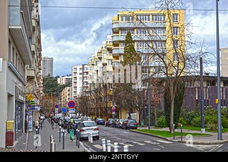 Saint-Etienne, Francia - Gennaio 27th 2020 : Focus sugli edifici moderni di colore ciano e giallo, conosciuti come 'HLM' in Francia. HLM sono abitazioni moderatamente affittate. Foto Stock