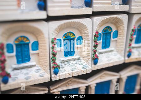 Vista dei tradizionali souvenir turistici e regali dalla Grecia, magneti frigoriferi con testo, 'Grecia', e portachiavi, in uno sho souvenir del fornitore locale Foto Stock