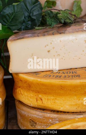 Italia, Lombardia, Valle Brembana, formaggio Branzi Foto Stock