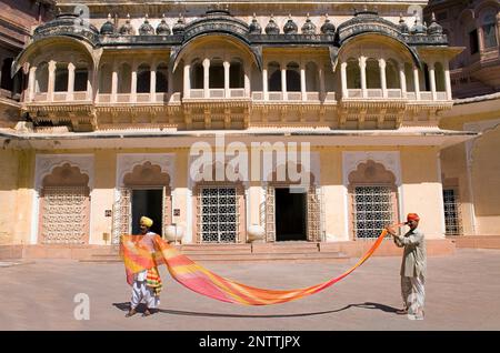 Gli uomini a mettere su il turbante, in Forte Mehrangarh,all'interno del fort,Jodhpur, Rajasthan, India Foto Stock