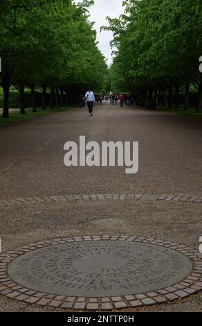 Londra - 05 07 2022: Targa commemorativa Avenue Makeover nei giardini del Regent's Park Foto Stock