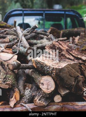 Pick-up camion pieno di tronchi di legna da ardere di ulivo tritato, preparazione di boschi per il camino prima del freddo inverno in Grecia, Isole IONIE Foto Stock