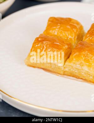 Pistacchio baklava su marmo bianco. Dessert tradizionale medio-orientale. Turco Antep baklava. Foto Stock