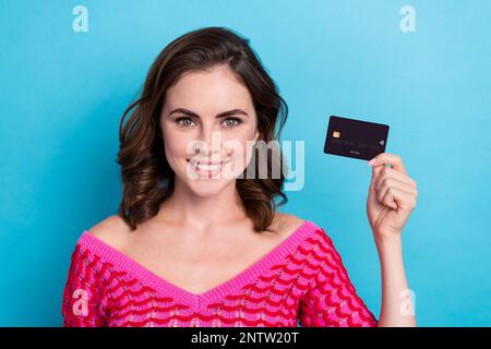 Primo piano foto di dimostrazione di plastica carta di credito giovane donna promotore godere conveniente metodo di pagamento wireless isolato su sfondo di colore blu Foto Stock