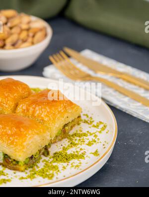 Pistacchio baklava su marmo bianco. Dessert tradizionale medio-orientale. Turco Antep baklava. Foto Stock