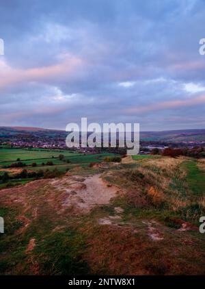 Angolo nord-ovest di Melandra Castle Roman Fort, Derbyshire, Inghilterra, Regno Unito, situato su uno sperone con una ripida scarpata che domina il fiume Etherow a W (L). Foto Stock