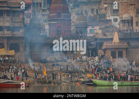 Cremazione dei corpi in Manikarnika Ghat, la masterizzazione di Ghat, sulle rive del fiume Gange, Varanasi, Uttar Pradesh, India. Foto Stock