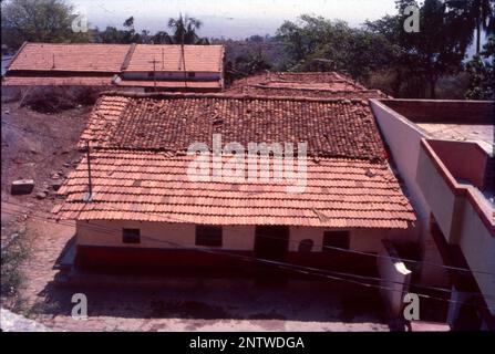 Tetti in pendenza con piastrelle rosse, Chamundi Hills, Mysore, Karnataka, India. Foto Stock